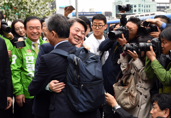 국민의당 안철수 대선후보가 19대 대선 선거운동일 첫날인 17일 서울 세종대로 사거리 일대에서 출근길 시민들과 인사하며 한 지지자와 포옹하고 있다. 2017. 4. 17. 박윤슬 기자 seul@seoul.co.kr