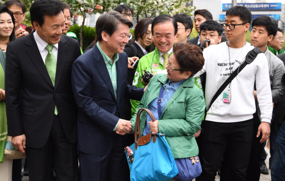 국민의당 안철수 대선후보가 19대 대선 선거운동일 첫날인 17일 서울 세종대로 사거리 일대에서 출근 시민들과 인사하고 있다. 2017. 4. 17. 박윤슬 기자 seul@seoul.co.kr