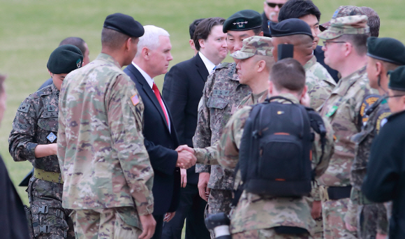 방한중인 마이크 펜스 미국 부통령이 17일 오전 판문점 방문을 위해 경기도 파주시 문산읍 캠프 보나파스에 헬기를 타고 도착하고 있다. 2017. 04. 17 사진공동취재단