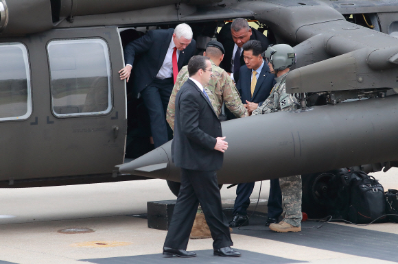 방한중인 마이크 펜스 미국 부통령이 17일 오전 판문점 방문을 위해 경기도 파주시 문산읍 캠프 보나파스에 헬기를 타고 도착하고 있다. 2017. 04. 17 사진공동취재단
