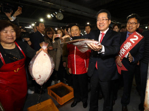 홍준표, 가락시장서 첫발