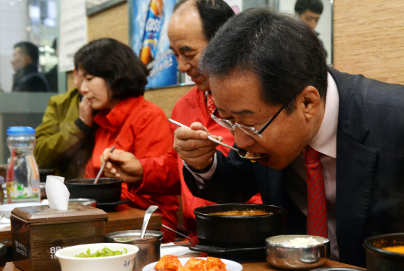 가락시장서 아침 먹는 홍준표