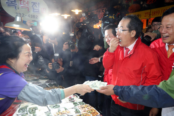 상인이 건넨 떡 먹는 홍준표