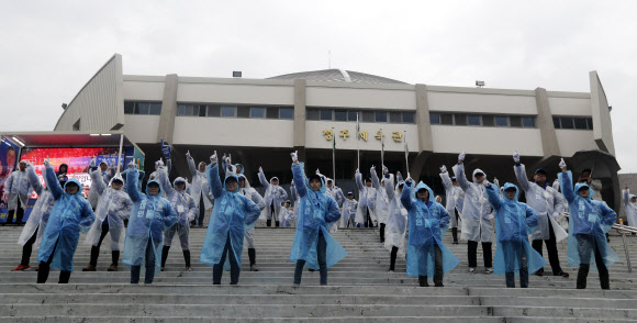 청주서 빗속 유세