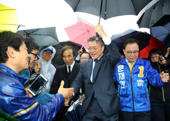 지지자와 악수하는 문재인