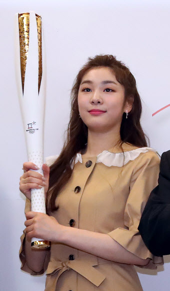 동계올림픽 성화 든  김연아