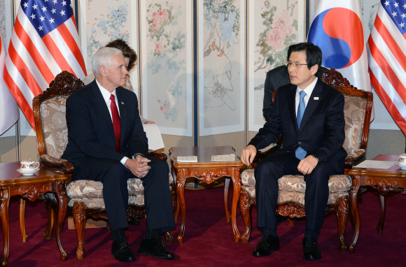 황교안 대통령 권한대행과 마이크 펜스 미국 부통령이 17일 서울 삼청동 총리 공관에서 면담을 하고 있다.  안주영 기자 jya@seoul.co.kr
