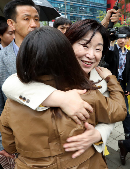 시민과 포옹하는 심상정 후보