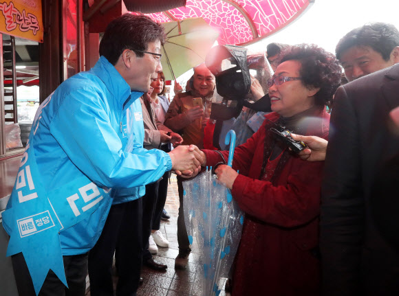 지지 호소하며 악수하는 유승민