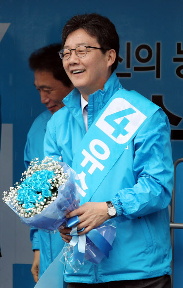 파란 장미 받은 유승민