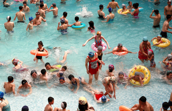 북한 평양 주민들이 16일(현지시간) 김일성 주석의 생일(태양절) 105주년 휴일에 문수 워터파크 수영장에서 휴식을 취하고 있다. EPA 연합뉴스