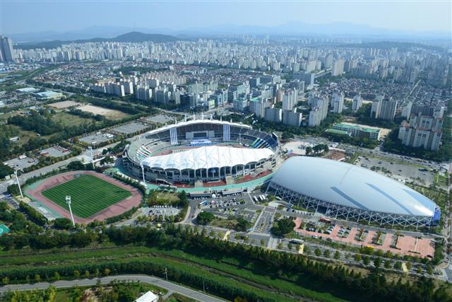 고양종합운동장과 야구장.<br>고양시 제공