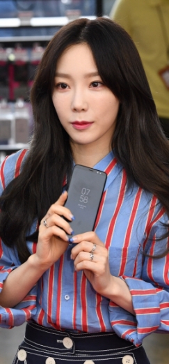 18일 오전 서울 광화문 KT스퀘어에서 열린 갤럭시S8 개통행사를 찾은 걸그룹 소녀시대 멤버 태연씨가 삼성전자의 최신형 스마트폰 갤럭시S8 제품을 들어보이고 있다. <br>손형준 기자 boltagoo@seoul.co.kr