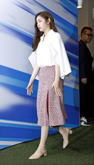 ‘피겨여왕’ 김연아가 18일 오전 서울 종로구 종각 T월드매장에서 열린 갤럭시 S8 1호 개통행사에 참석하고 있다.  연합뉴스