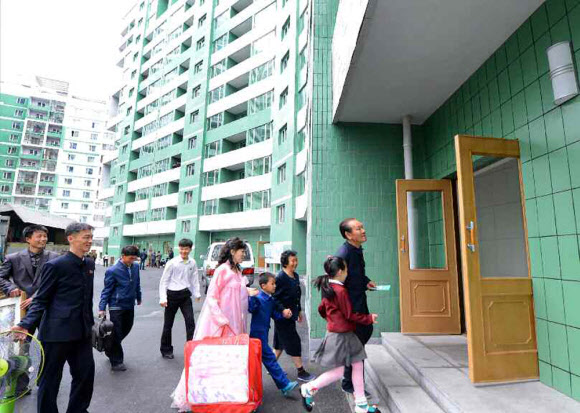 북한이 김일성 생일 105주년을 맞아 야심 차게 추진했던 대규모 건설 프로젝트 여명거리에서 아파트 입주가 시작됐다고 노동신문이 18일 보도했다. 연합뉴스