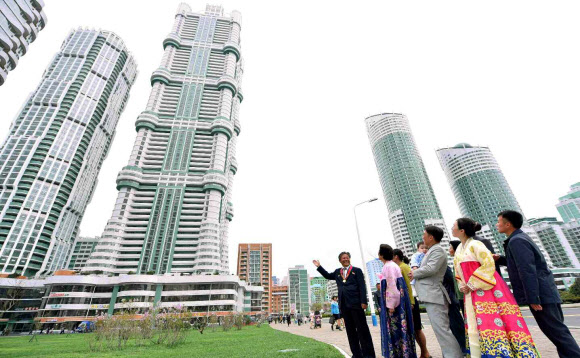 북한이 김일성 생일 105주년을 맞아 야심 차게 추진했던 대규모 건설 프로젝트 여명거리에서 아파트 입주가 시작됐다고 노동신문이 18일 보도했다. 연합뉴스