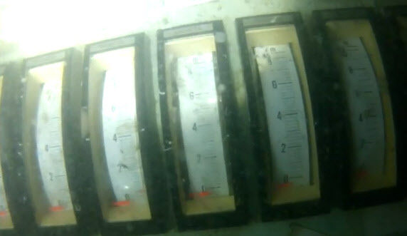 해양TV가 세월호 침몰 후 약 6개월이 지난 2014년 10월 29일 촬영한 세월호 조타실의 계기패널 수중촬영물을 유튜브에 공개했다. 사진은 정지위치에 놓인 세월호의 엔진 텔레그래프.   해양TV 제공=연합뉴스