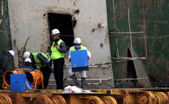 유류품 가지고 나오는 관계자들