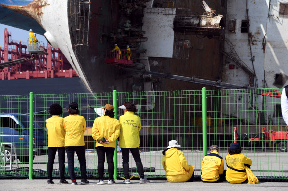 작업 지켜보는 유가족들