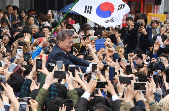 18일 문재인 더불어민주당 대선 후보가 전북 전주시 전북대입구에서 열린 유세에서 지지자들의 손을 잡아 주고 있다. 전주 이종원 선임기자 jongwon@seoul.co.kr