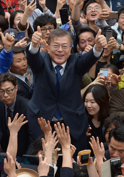 18일 문재인 더불어민주당 대선 후보가 전북 전주시 전북대입구에서 열린 유세에서 지지자들의 환호에 손들어 답하고 있다.  전주 이종원 선임기자 jongwon@seoul.co.kr