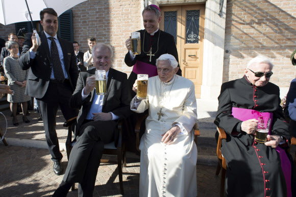 베네딕토 16세(가운데) 전임 교황이 17일(현지시간) 바티칸에서 친형 게오르크 라칭거(오른쪽) 주교, 호르스트 제호퍼(왼쪽) 바이에른주 총리와 함께 맥주를 마시고 있다. 바티칸 AP 연합뉴스