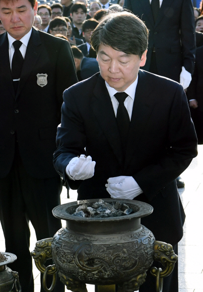 안철수 국민의당 대선후보가 4.19 혁명 57주년을 맞는 19일 오전 강북구 국립4.19 민주묘역에서 분향하고 있다. 강성남 선임기자 snk@seoul.co.kr