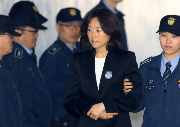 법정 향하는 조윤선