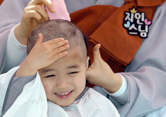 19일 서울 조계사에서 열린 동자승 단기출가 ’보리수’ 새싹학교 삭발수계식에서 동자승이 삭발을 하고 있다. 박지환 기자 popocar@seoul.co.kr