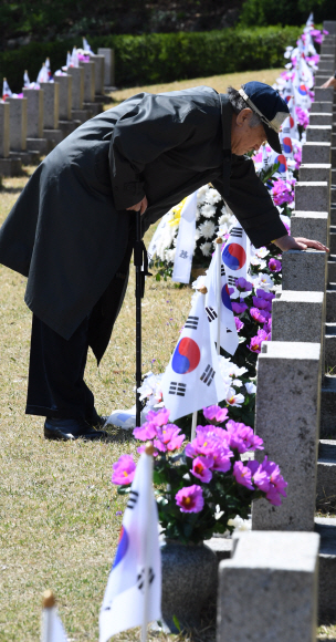 4.19 혁명 제57주년일인 19일 오전 서울 강북구 수유동 4.19 묘역에서 박승건(84) 전 교사가 제자의 묘비앞에서 눈물을 흘리고 있다. 도준석 기자 pado@seoul.co.kr