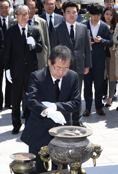 4.19 혁명 제57주년일인 19일 오전 홍준표 자유한국당 대선후보가 서울 강북구 수유동 4.19 묘역에서 분향하고 있다. 도준석 기자 pado@seoul.co.kr