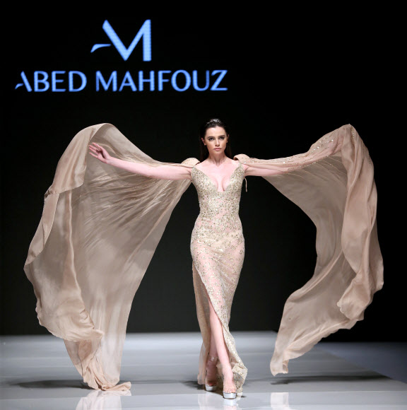 18일(현지시간) 레바논 베이루트에서 열린 ‘베이루트 패션 위크’에서 디자이너 아베드 마흐푸즈의 2017 봄/여름 오트쿠튀르 컬렉션을 모델이 선보이고 있다. EPA 연합뉴스