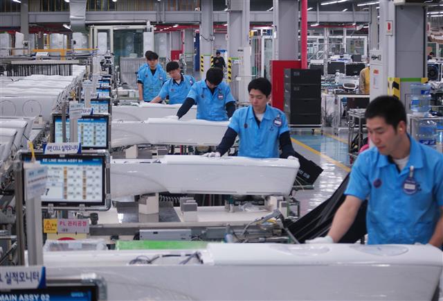 지난 18일 광주 광산구 오선동 삼성전자 광주사업장 에어컨 생산라인에서 직원들이 무풍에어컨을 조립하고 있다. 삼성전자 제공