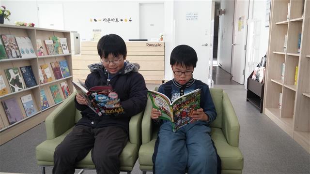 용산구 한강로동의 작은도서관에서 지역 아동들이 책을 읽고 있다.<br>용산구 제공