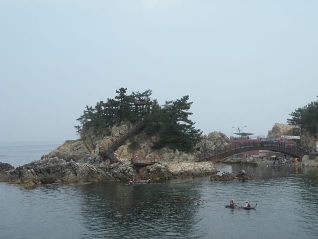 지난해 사방이 암석으로 둘러싸인 ‘해파리 없는’ 삼척 장호해변에서 피서객들이 투명 카누를 즐기고 있다.<br>삼척시 제공