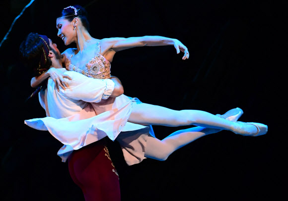 발레 무용수들이 18일(현지시간) 헝가리 부다페스트 헝가리 국립오페라극장에서 열린 헝가리 국립발레단의 ‘La corsiere’ 리허설 중 멋진 연기를 펼치고 있다. AFP 연합뉴스