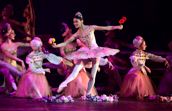 발레 무용수들이 18일(현지시간) 헝가리 부다페스트 헝가리 국립오페라극장에서 열린 헝가리 국립발레단의 ‘La corsiere’ 리허설 중 멋진 연기를 펼치고 있다. AFP 연합뉴스