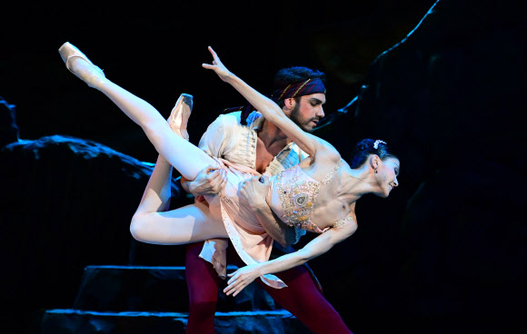 발레 무용수들이 18일(현지시간) 헝가리 부다페스트 헝가리 국립오페라극장에서 열린 헝가리 국립발레단의 ‘La corsiere’ 리허설 중 멋진 연기를 펼치고 있다. AFP 연합뉴스