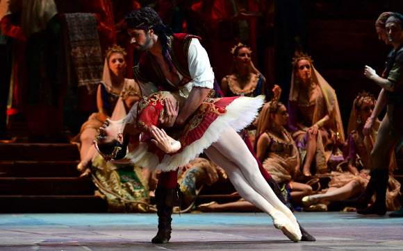 발레 무용수들이 18일(현지시간) 헝가리 부다페스트 헝가리 국립오페라극장에서 열린 헝가리 국립발레단의 ‘La corsiere’ 리허설 중 멋진 연기를 펼치고 있다. AFP 연합뉴스