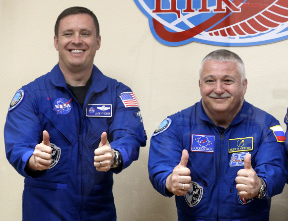 함께 우주로 향하는 미국-러시아 비행사