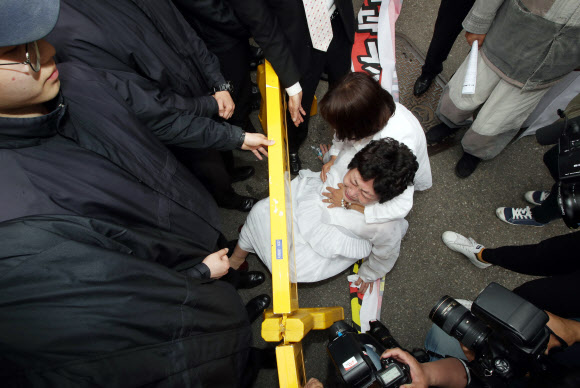 ’기어서라도’