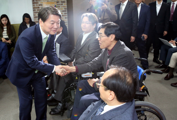 안철수 국민의당 대선 후보가 장애인의 날을 맞아 20일 서울 여의도 이룸센터 내 한국장애인식개선센터를 찾아 관계자들을 격려하고 있다. 강성남 선임기자 snk@seoul.co.kr