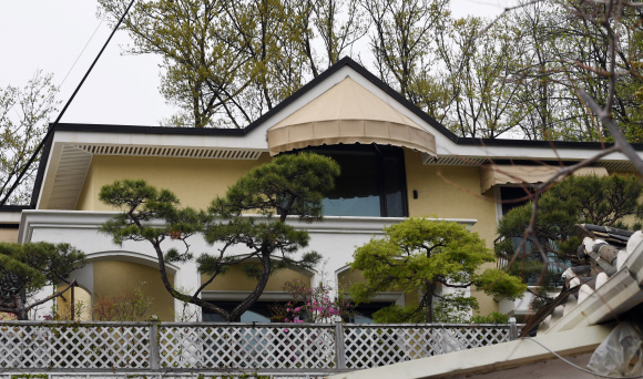 뇌물수수 혐의 등으로 구속된 박근혜 전 대통령이 삼성동 자택을 매각하고 서초구 내곡동에 새 자택을 마련한 것으로 확인된 가운데 21일 전경 모습. 2017. 4. 21. 박윤슬 기자 seul@seoul.co.kr