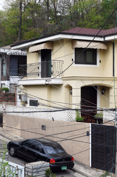 뇌물수수 혐의 등으로 구속된 박근혜 전 대통령이 삼성동 자택을 매각하고 서초구 내곡동에 새 자택을 마련한 것으로 확인된 가운데 21일 전경 모습. 2017. 4. 21. 박윤슬 기자 seul@seoul.co.kr