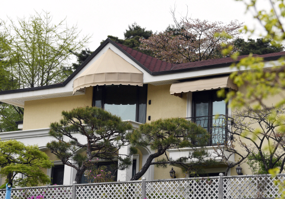 뇌물수수 혐의 등으로 구속된 박근혜 전 대통령이 삼성동 자택을 매각하고 서초구 내곡동에 새 자택을 마련한 것으로 확인된 가운데 21일 전경 모습. 2017. 4. 21. 박윤슬 기자 seul@seoul.co.kr