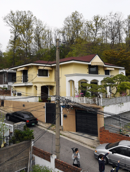 뇌물수수 혐의 등으로 구속된 박근혜 전 대통령이 삼성동 자택을 매각하고 서초구 내곡동에 새 자택을 마련한 것으로 확인된 가운데 21일 전경 모습. 2017. 4. 21. 박윤슬 기자 seul@seoul.co.kr