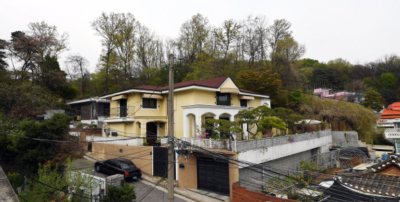 뇌물수수 혐의 등으로 구속된 박근혜 전 대통령이 삼성동 자택을 매각하고 서초구 내곡동에 새 자택을 마련한 것으로 확인된 가운데 21일 전경 모습. 2017. 4. 21. 박윤슬 기자 seul@seoul.co.kr