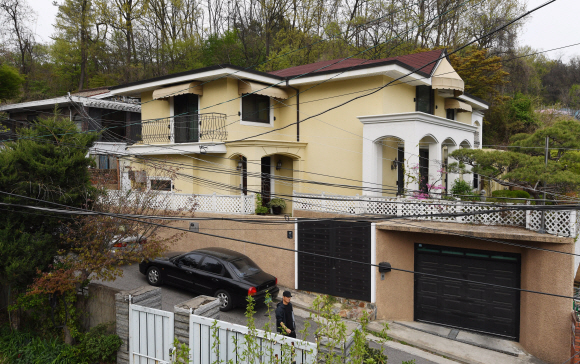 뇌물수수 혐의 등으로 구속된 박근혜 전 대통령이 삼성동 자택을 매각하고 서초구 내곡동에 새 자택을 마련한 것으로 확인된 가운데 21일 전경 모습. 2017. 4. 21. 박윤슬 기자 seul@seoul.co.kr