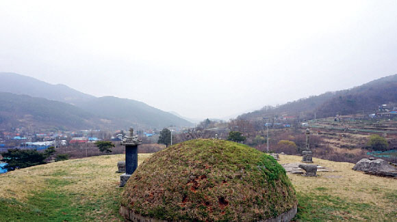 충남 예산군 덕산면 가야산 자락의 남연군 무덤. ‘2대 천자(天子)가 날 길지(吉地)’라는 지관의 장담이 아니더라도 호쾌한 명당이다.