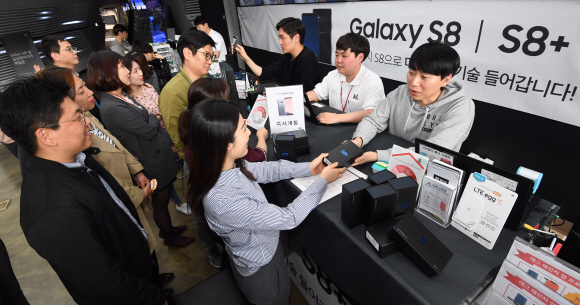 삼성전자의 최신 스마트폰 ‘갤럭시S8’의 일반 판매가 시작된 21일 서울 종로구 세종대로 KT올레스퀘어에서 고객들이 휴대전화를 개통하고 있다. 손형준 기자 boltagoo@seoul.co.kr